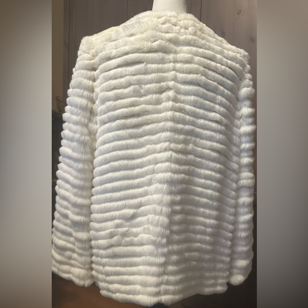 Elegant White Fur Coat- Maison D’Angelann - Picture 3 of 9